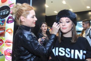 Mac Cosmetic inauguró la tienda más austral del mundo junto con Kel Calderón y Eugenia Lemus