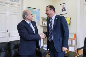 Flies y Matheson tuvieron primer acercamiento para el traspaso de mando regional