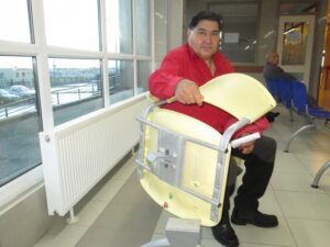 Paciente sufrió fuerte golpe al  quebrarse butaca del hospital