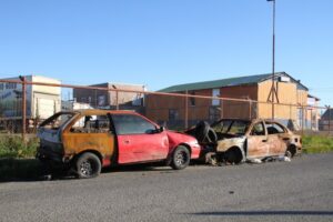Depósito de desperdicios y autos quemados ensucia Población Aves Australes