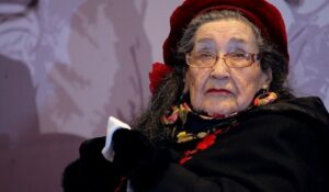 Participa en el Premio  Margot Loyola a la  Música de Raíz