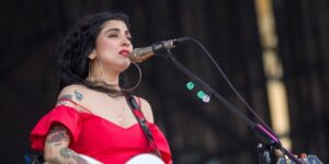 Mon Laferte molesta con producción de Lollapalooza