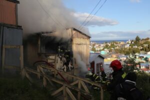Incendio destruyó casa en sector Río de La Mano