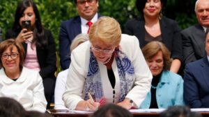 Bachelet busca fijar igualdad salarial en proyecto de nueva Constitución