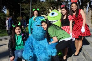 Denigrar versus ayudar: las diferencias entre el “mechoneo” de la UMAG y Santo Tomás