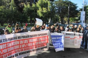Decenas de personas protestaron afuera de la intendencia para obtener subsidio