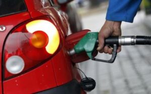 Nuevamente bajó el precio de los combustibles