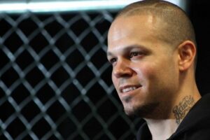 Residente es acusado de agredir a camarógrafo