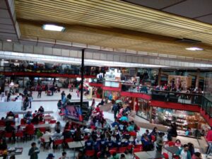 Disminución de turistas argentinos preocupa a las principales tiendas de la ciudad