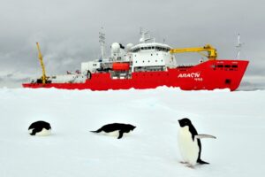 Dos investigadores chilenos integran expedición a la plataforma de hielo Larsen C