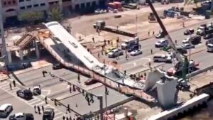 Derrumbe de puente peatonal sobre  autopista deja varios muertos
