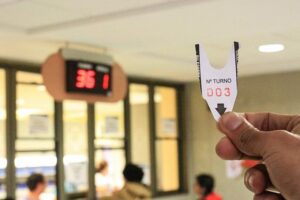 Malestar de usuarios del hospital que esperan más de 3 horas para retirar medicamentos