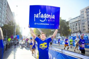 Patagonia Chile y sus Milodones pisaron fuerte en la Entel Maratón de Santiago
