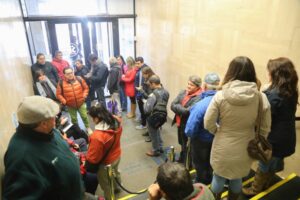 Decenas de personas se agolpan cada día en la oficina de Impuestos Internos