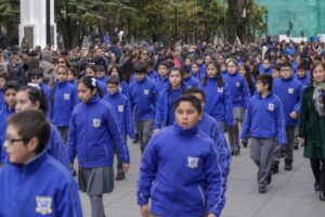 Colegios Manuel Bulnes y Villa Las Nieves fueron los primeros en desfilar este año