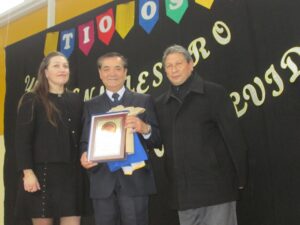Emotiva  despedida a  destacado  docente