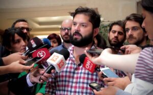 Nuevamente Boric busca rebajar dieta parlamentaria