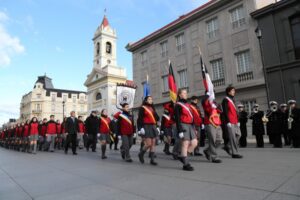 Con masivo desfile de escolares magallánicos se homenajeó ayer a Carabineros de Chile