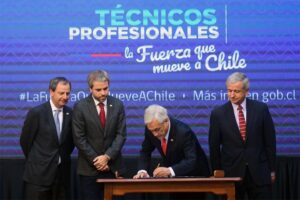 Piñera firma proyecto de gratuidad en la educación técnica