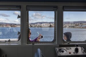 Alrededor de 2.500 personas visitaron el barco de Greenpeace en el Muelle Prat