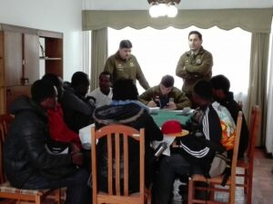 En instalaciones de nylon, con camas de palo y  tomando agua del río vivían haitianos en Natales