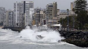 Armada emite nueva alerta de marejadas  para la costa chilena entre Arica y Aysén