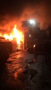 Numerosa familia damnificada busca levantarse tras sufrir voraz incendio en su vivienda