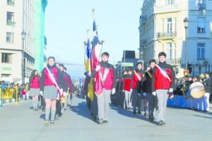 Escolares desfilaron en honor a la Glorias Navales sin la presencia de la Escuela Arturo Prat