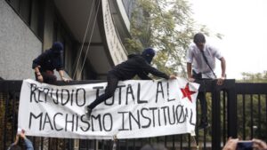Alumnas de Liceos Carmela Carvajal y Javiera Carrera se toman el Instituto Nacional acusando “prácticas machistas”