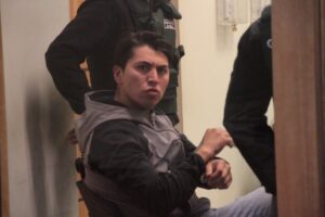 Pareja fue detenida robando especies desde un vehículo