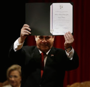 Presidente de Paraguay anuncia su renuncia y asume como senador
