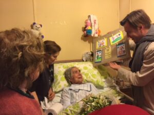 Alcalde Radonich visitó a mamás de la tercera edad