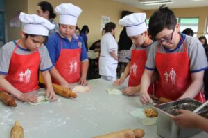 Patagonia Chefs visitó Escuela de Río Seco para enseñar preparaciones culinarias