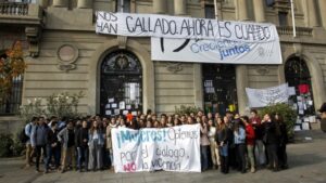 Estudiantes se oponen a la toma feminista en la UC