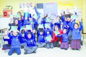 Escritor infantil Mauricio Paredes compartió con estudiantes de la Escuela 18 de Septiembre