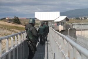 Celulares y envoltorios se les encontró a internos en la cárcel de Punta Arenas