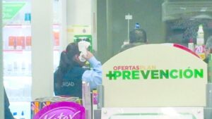 Delincuentes intentan robar farmacia y golpean a guardia de seguridad