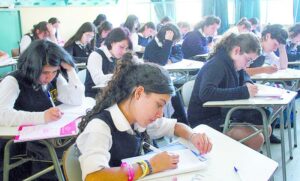 Reconocen que hay 454 escuelas con malos resultados