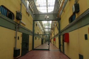 Violenta riña al interior de la cárcel dejó  a un interno con un pulmón perforado