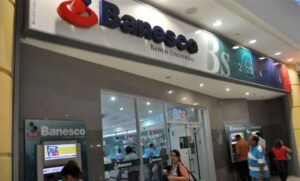 Detienen a 11 ejecutivos de reconocido banco por operaciones especulativas