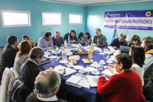 Profesores de Liceo María Behety acuden a la Fiscalía para que les paguen cotizaciones