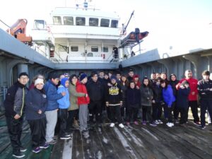 Alumnos del Centro de Rehabilitación  Cruz del Sur navegaron en barcaza para despedir veleros