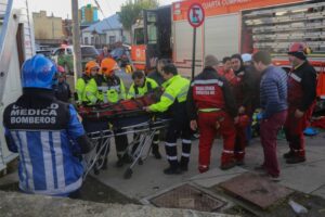 Trabajador cae al lecho del Río de Las Minas