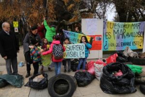 Niños sorprendieron a puntarenenses retirando basura acumulada en la Costanera del Estrecho