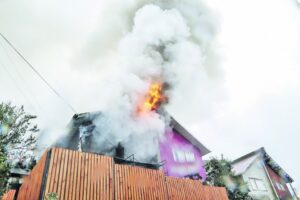 Familia damnificada se enteró en el aeropuerto que su vivienda fue destruida por el fuego