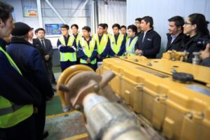 Mina Invierno donó un motor a alumnos del Instituto Don Bosco