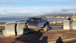 Conductor ebrio fue formalizado por chocar  camioneta argentina y asiento de concreto