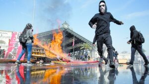 Encapuchados protagonizan disturbios en marcha paralela a la CUT