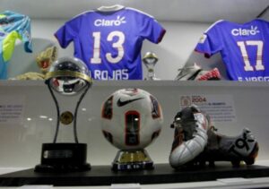 Museo de la camiseta llega con toda su implementación a Punta Arenas y Puerto Natales