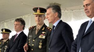 Macri pide a las F.F.A.A de Argentina que colaboren con la policía